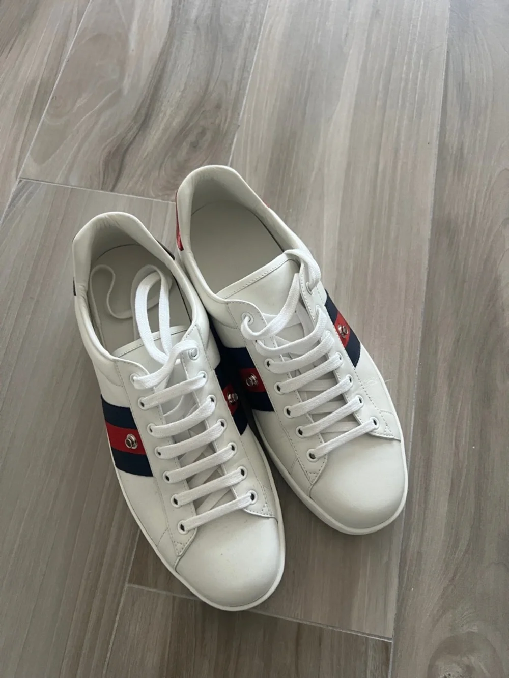 Gucci White Leather Low-Top Sneakers with Red and Navy Stripes